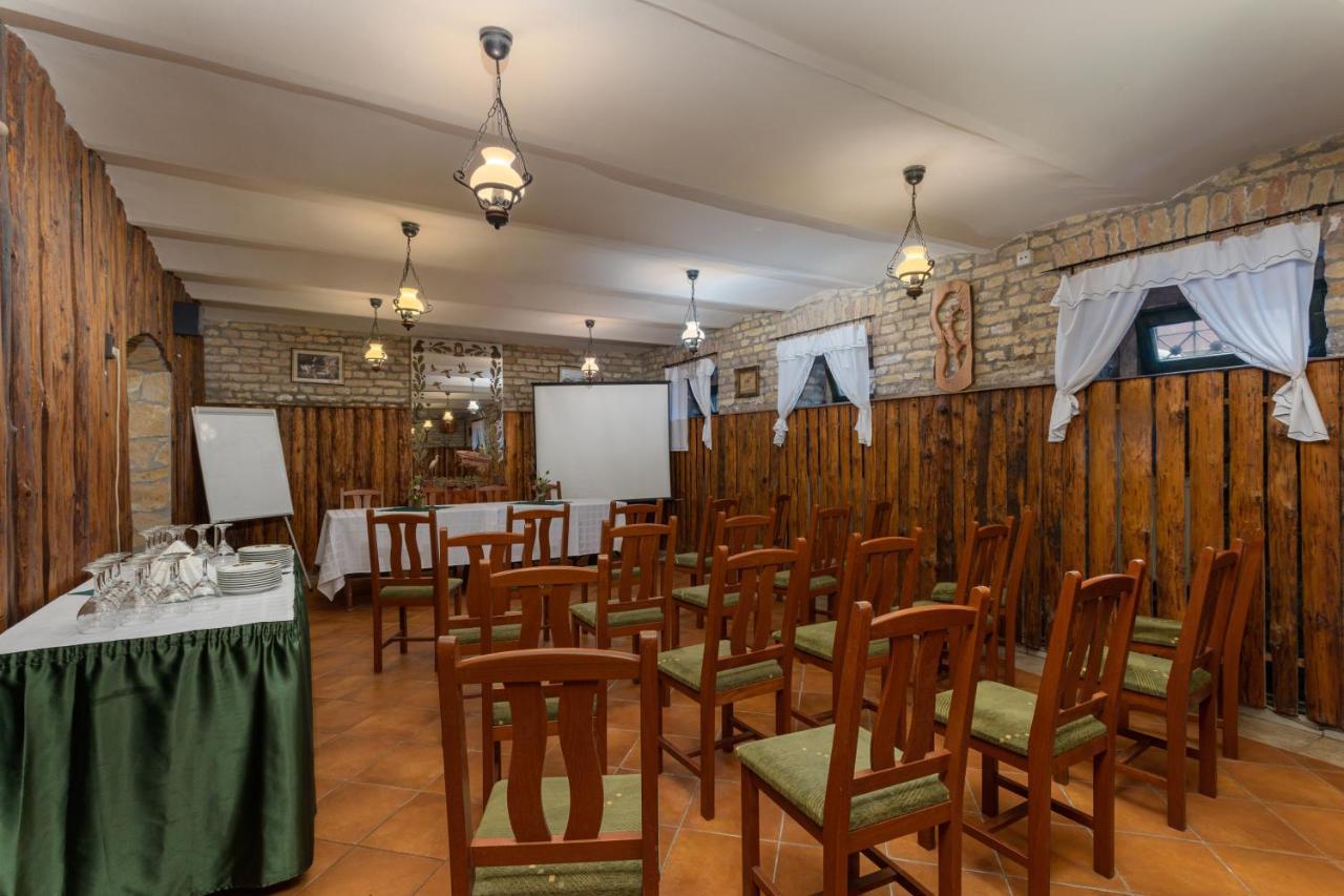 Illes Hotel Szeged Eksteriør bilde